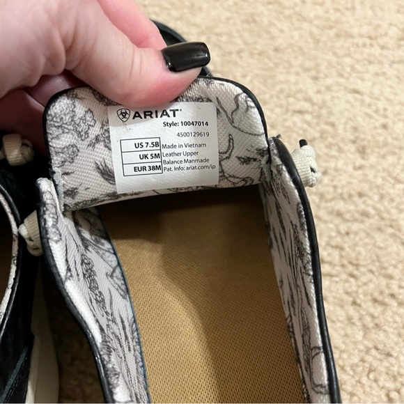 Ariat Hilo Black Floral Emboss - Picture 3 of 5